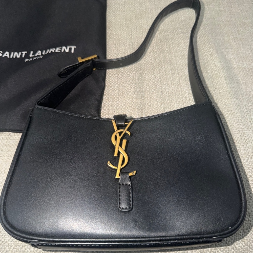 Saint Laurent Le 5 à 7 shoulder bag 🔥 .Like new